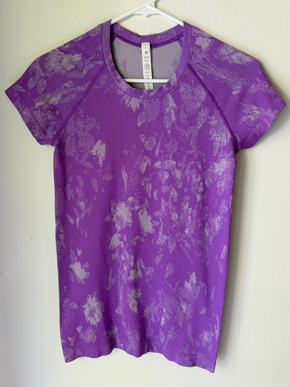 8. Size 6 LULULEMON Purple Patterned Shortsleeve Swiftly Tee
